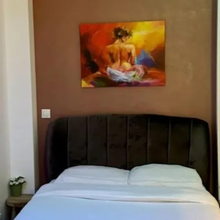 Colline, La Jacuzzi Cinema Prive Apartment